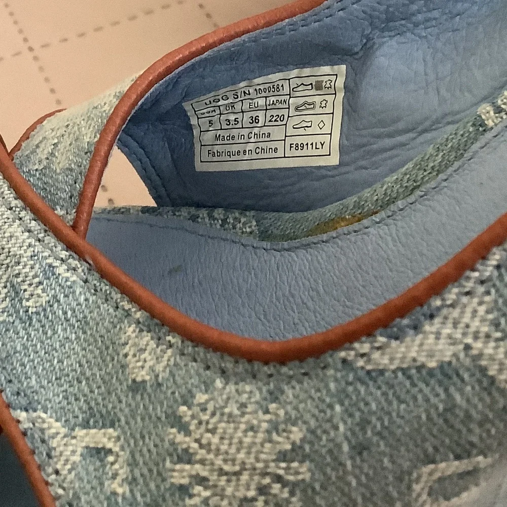 FINAL SALE! New UGG Hazel Blue Denim Logo Wedge Sandals mismatch size 5 & 5.5 - Picture 12 of 15